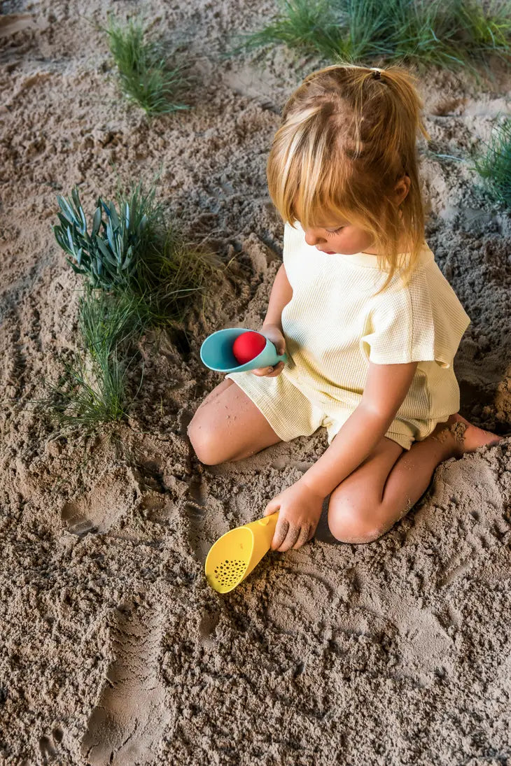 Shovel, Sifter and Ball all in one! (Banana/Blue)